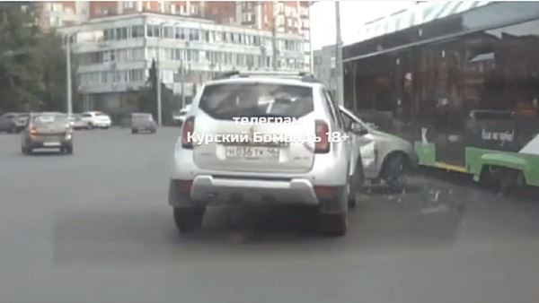 На Московской площади легковушка врезалась в трамвай