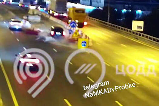 На МКАД на видео попало, как авто влетело в ограждение