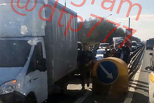 В Москве на видео попали разбитые авто, затруднившие движение на Киевском шоссе