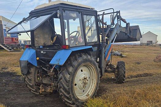 В Якутии девочка выпала из окна трактора и попала под колеса