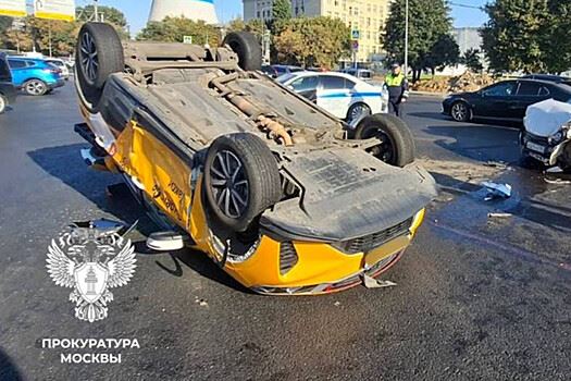 На юго-востоке Москвы таксист спровоцировал жесткое ДТП и перевернулся