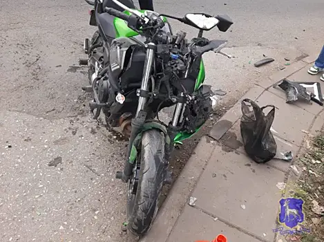 В Самаре утром 19 сентября на перекрестке столкнулись Ford Focus и мотоцикл Kawasaki