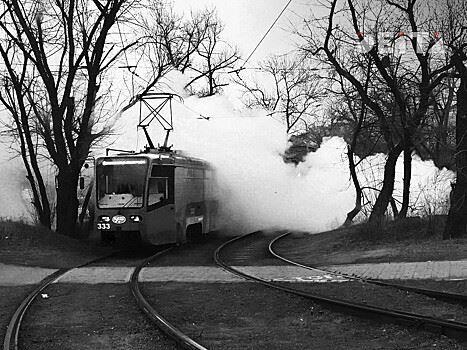 Водитель мопеда попал под трамвай во Владивостоке