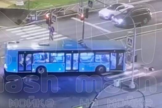 Автобус сбил шедшую по переходу российскую пенсионерку и попал на видео