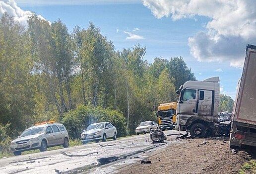 КамАЗ и фура разбили внедорожник Toyota Land Cruiser под Новосибирском