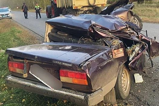 ГАИ Чувашии: на загородной трассе ВАЗ-2107 врезался в трактор