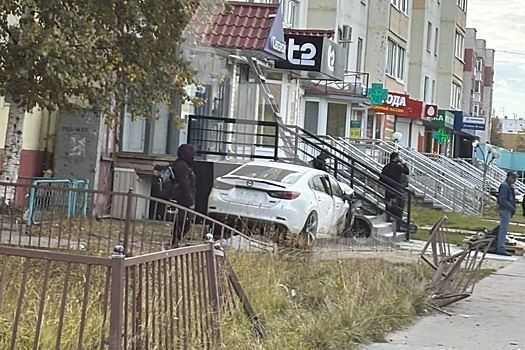 В Нефтеюганске Mazda сбила пешеходов и врезалась в магазин