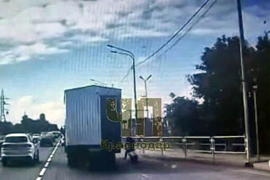 В Краснодарском крае на видео попало, как байкер на скорости влетел под фуру