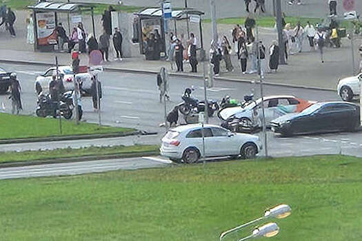 На юго-западе Москвы произошла массовая авария с участием каршеринга и мотоциклов