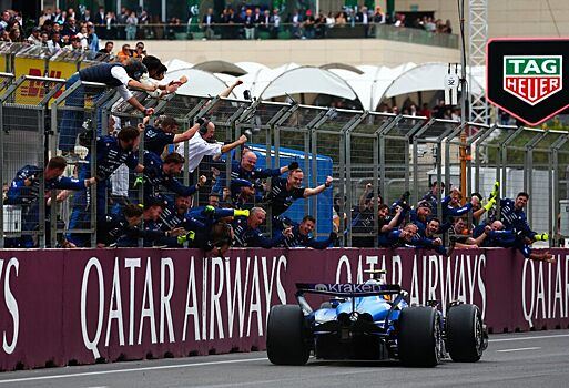 Карлос Сайнс ответил на вопрос о бесподиумной серии Хэмилтона