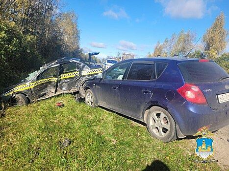 Водитель такси погиб во время страшной аварии в Костромской области