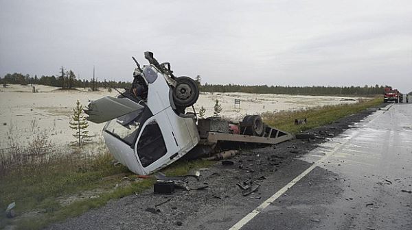 На ямальской трассе «Газель» протаранила легковушку и перевернулась