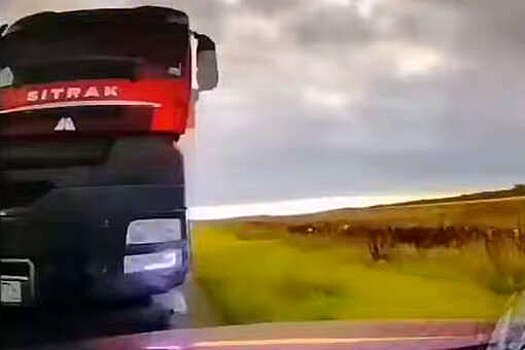 В Курганской области на видео попал жесткий лобовой таран Lexus большегрузом