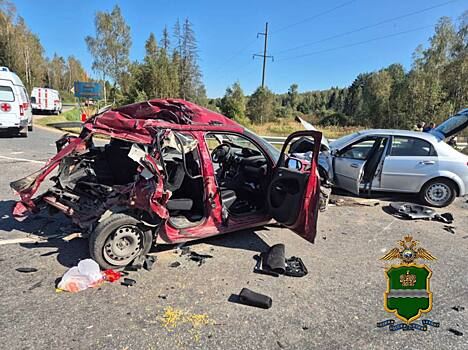 Три человека получили травмы в тройном ДТП на трассе А108