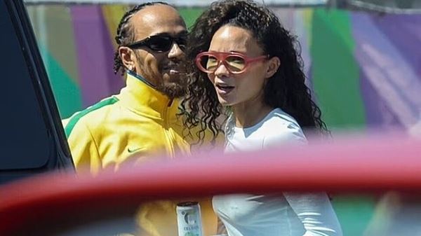 Льюиса Хэмилтона заметили в компании американской модели