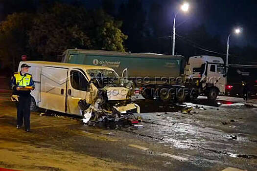 В Москве пять человек пострадали в ДТП с участием фургона и грузовика