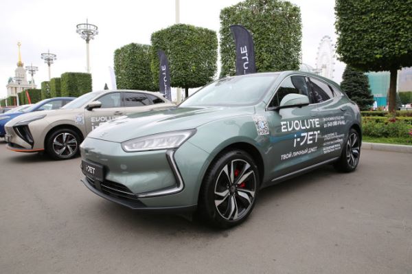 Продажи новых электрокаров в августе вернулись «в минус»