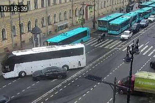 В Петербурге сняли караван лазурных автобусов, которые застряли из-за ДТП