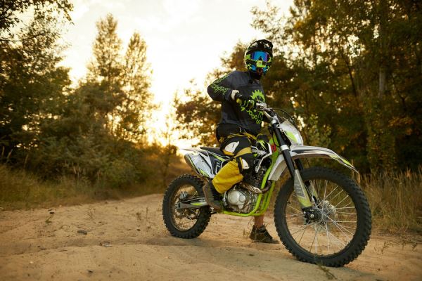 Молодой москвич на питбайке вылетел с дороги и разбился