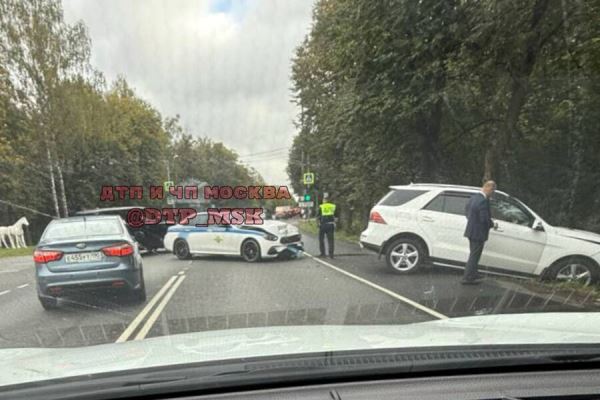 Работает реанимация: появились кадры с места ДТП, парализовавшего Рублево-Успенское шоссе