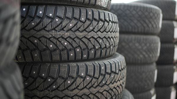 Россиянам назвали лучшее время для покупки зимних шин