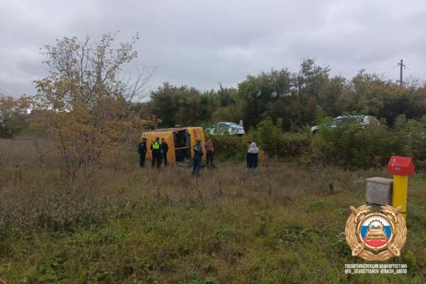 Школьный автобус с детьми улетел с дороги в Башкирии