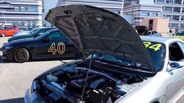 Спорткары и легендарная советская классика встретились на автодроме в «Сириусе»