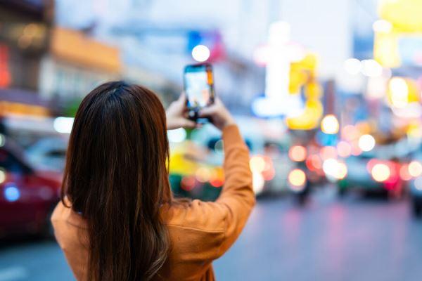 Стало известно, какое наказание ждет женщин за селфи на проезжей части