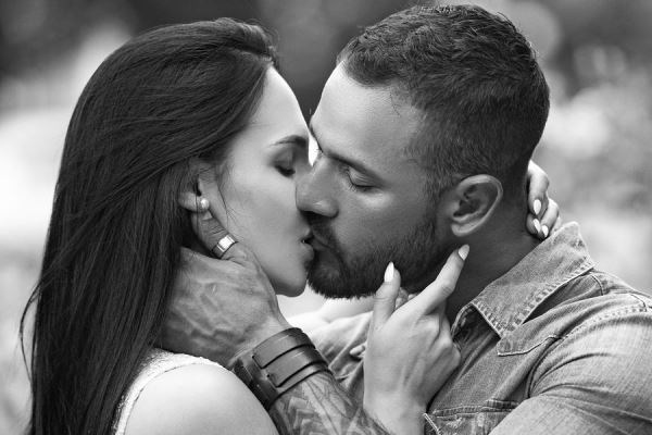 Стало известно, на сколько оштрафуют россиян за поцелуй на проезжей части дороги