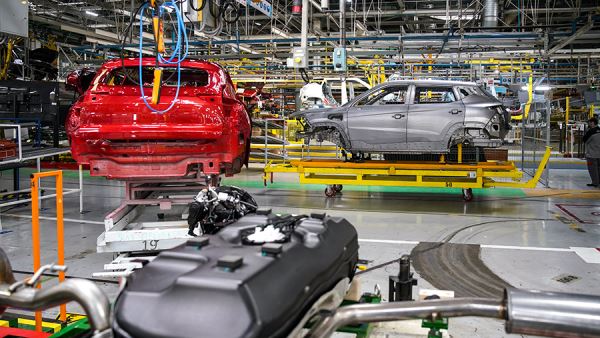 Выпуск легковых авто в РФ сократился более чем на четверть в августе