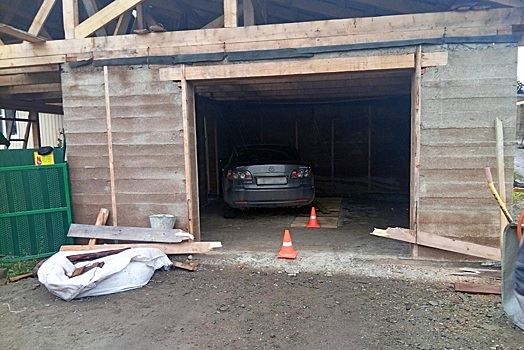 На Алтае 12-летний мальчик за рулем родительской машины наехал на 9-летнюю сестру