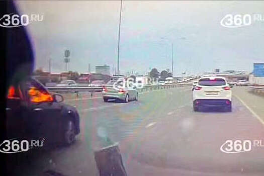 В Краснодаре на видео попало, как Toyota с людьми взорвалась на дороге