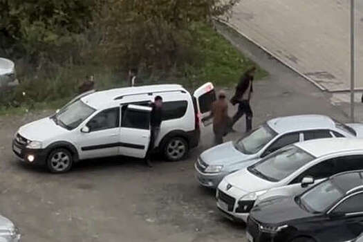 В Москве на видео сняли, как 11 строителей передвигались в авто Lada Largus