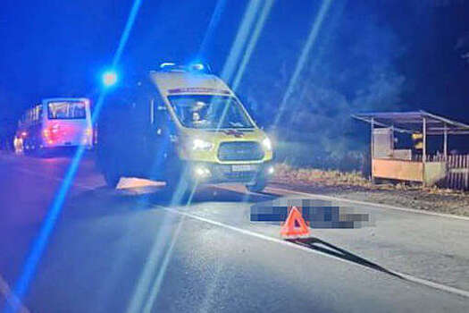 Пассажирский автобус подмял под колеса человека, лежавшего на трассе после ДТП