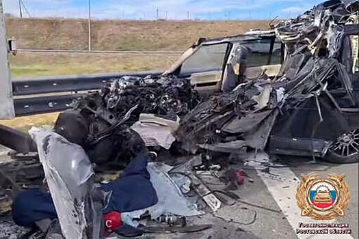 Внедорожник разорвало на части при столкновении с фурой в Ростовской области