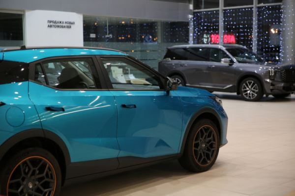 Продажи новых автомобилей в РФ третий месяц подряд превышают 120 тысяч единиц