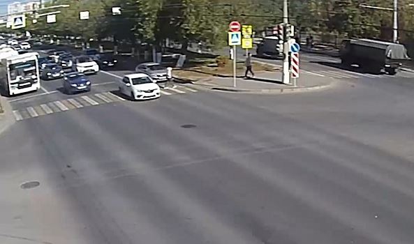 В Волгограде водитель легковушки сбил на зебре пешехода