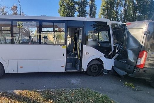 Пассажирский автобус попал в ДТП в Воронеже, пострадали шесть человек