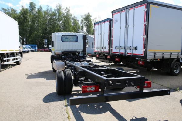 Продажи среднетоннажных грузовиков в сентябре упали вдвое