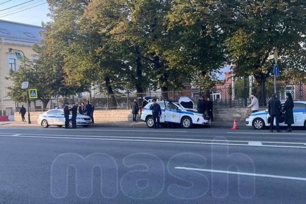 Видео: в Петербурге гаишник потерял сознание за рулем и наехал на людей